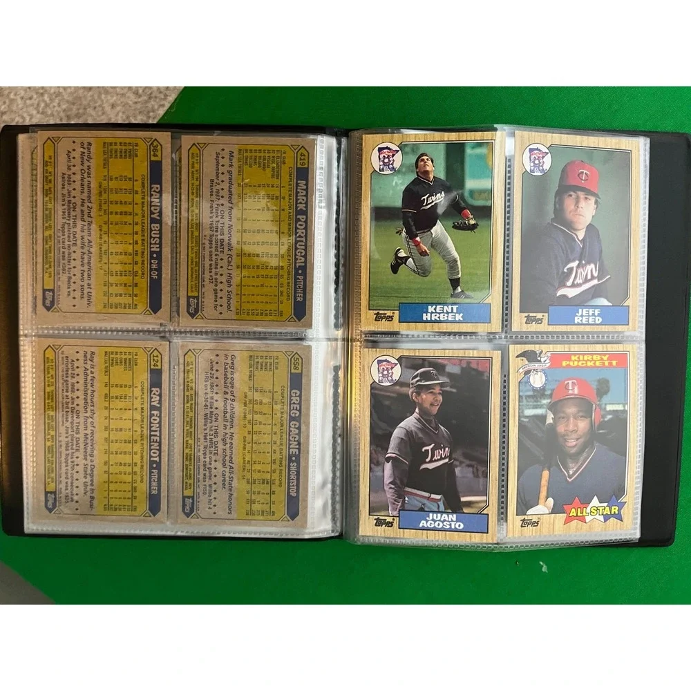 Minnesota Twins 1987 Topps Team Set‎ with 40 card collector album.